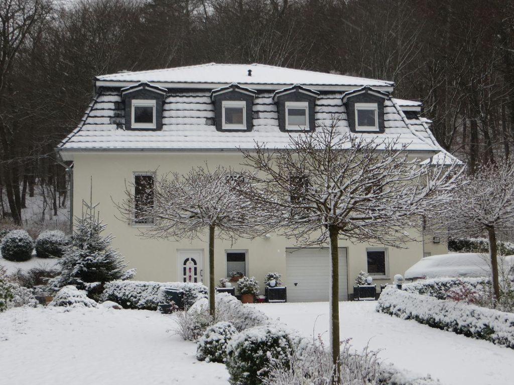 Weisses-Haus-Am-Kurpark-Fewo-Bergblick 巴特苏德罗德 外观 照片